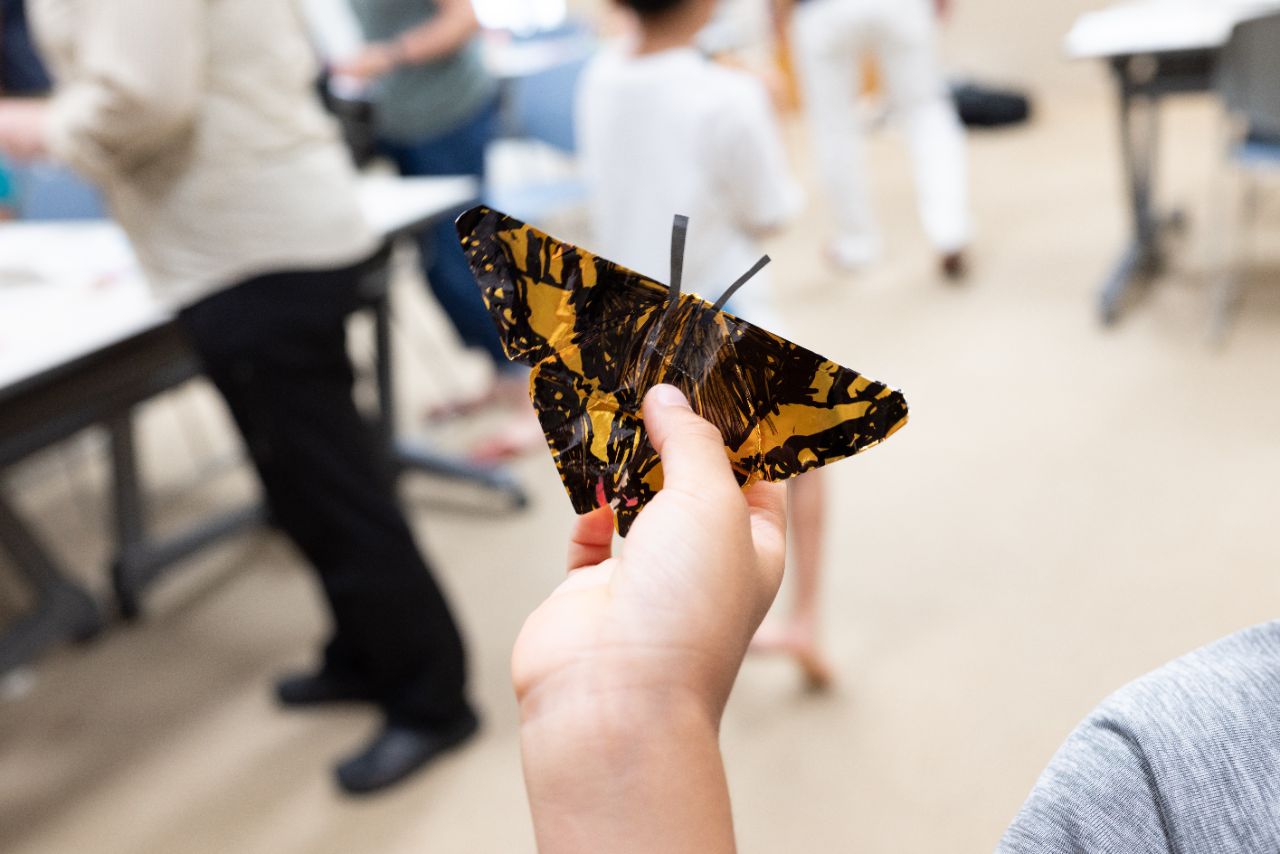f.午後からは折り紙教室。上手にチョウをつくったのは札幌在住の小学１年生